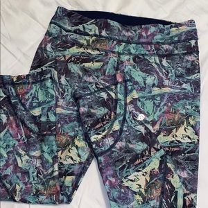 size 4 lulu lemon low rise 3/4 length leggings